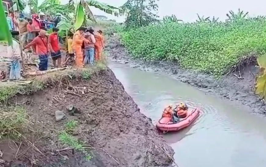 Petugas mengevakuasi mayat Toso yang ditemukan sekitar 10 meter dari lokasi kejadian. (Foto: Istimewa)