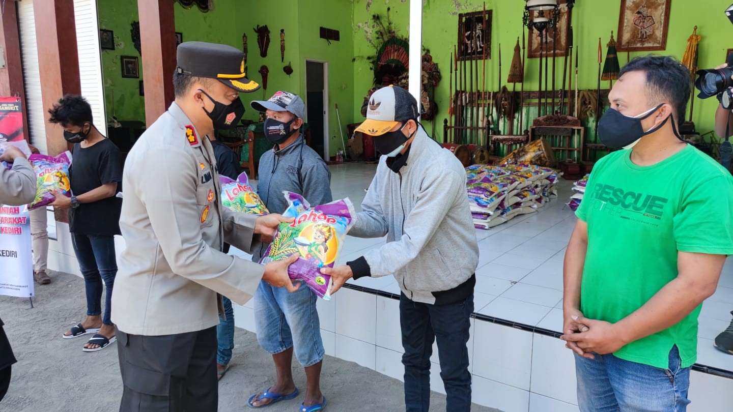 Kapolres Kediri AKBP Lukman Cahyono berikan bantuan beras kepada para pekerja tambang. (Foto: Fendhy Plesmana/Ngopibareng.id)