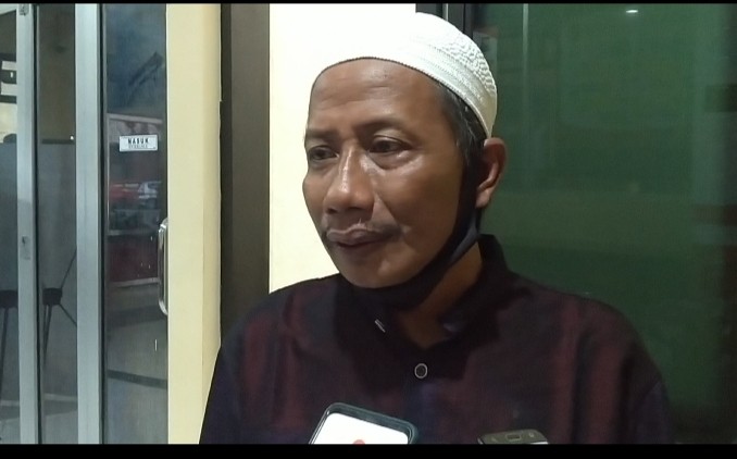 KH Farid Mujib, salah satu saksi yang diperiksa dalam kasus perebutan jenazah yang berujung perusakan ambulans. (Foto: Rusdi/Ngopibareng.id)