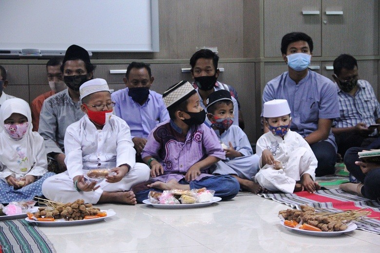 Tahlil dan Yasinan diajarkan bagi anak yatim di lingkungan pesantren. (Foto: Istimewa)