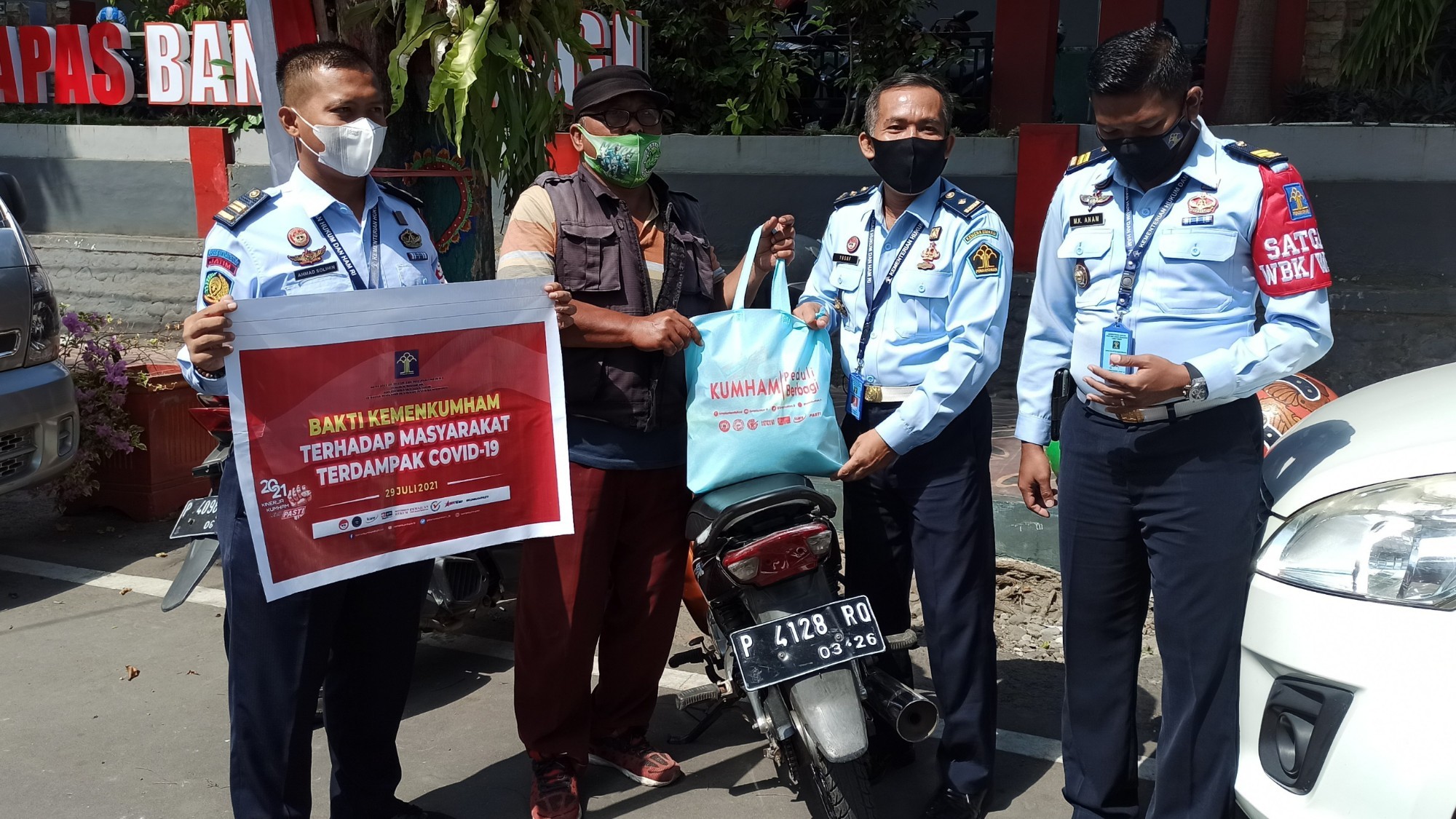 Petugas Lapas Banyuwangi memberikan bantuan sembako kepada seorang tukang parkir di sekitar Lapas Banyuwangi (foto:Muh Hujaini/Ngopibareng.id)