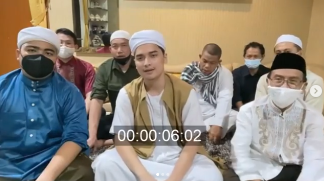 Alvin Faiz (tengah) didampingi adik, Ameer Az Zikra (kiri) bersama jajaran pengurus Yayasan Pesantren Az Zikra mengklarifikasi tudingan miring terkait dana umat. (Foto: Tangkapan layar Instagram)