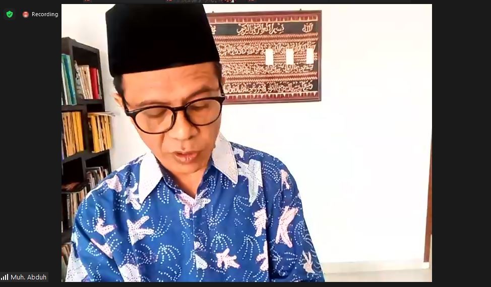 Khotib salat Jumat online sedang berceramah.