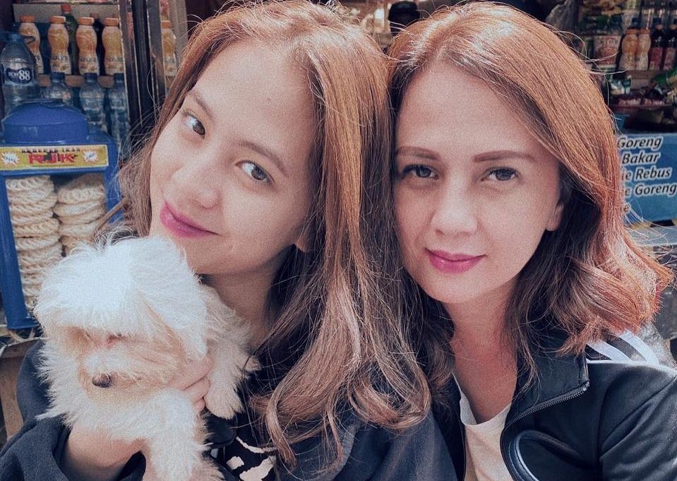 Adhisty Zara alias Zara JKT48 bersama sang ibu, Sofia Yulinar. (Foto: Instagram)