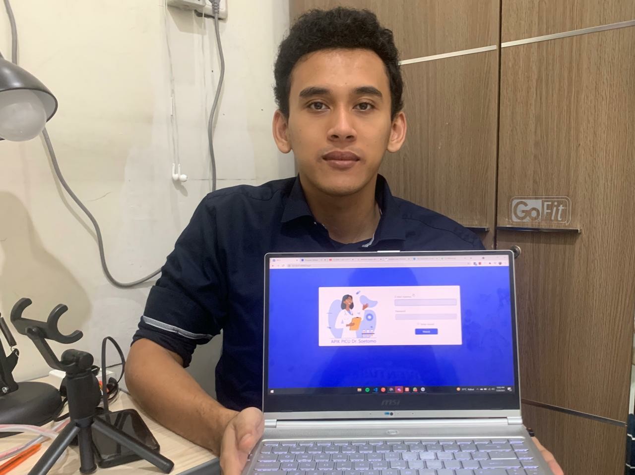 Kevin Haffizzana, mahasiswa Departemen Sistem Informasi meracang aplikasi berbasis web untuk mempermudah kerja Nakes dalam pendataan. (Foto: Istimewa)