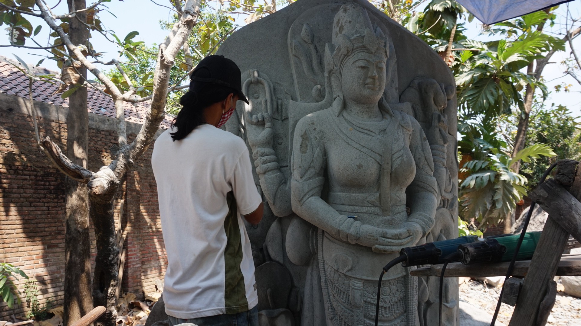 Pekerja pemahat patung di Kecamatan Trowulan Mojokerto.(Deni Lukmantara/Ngopibareng)