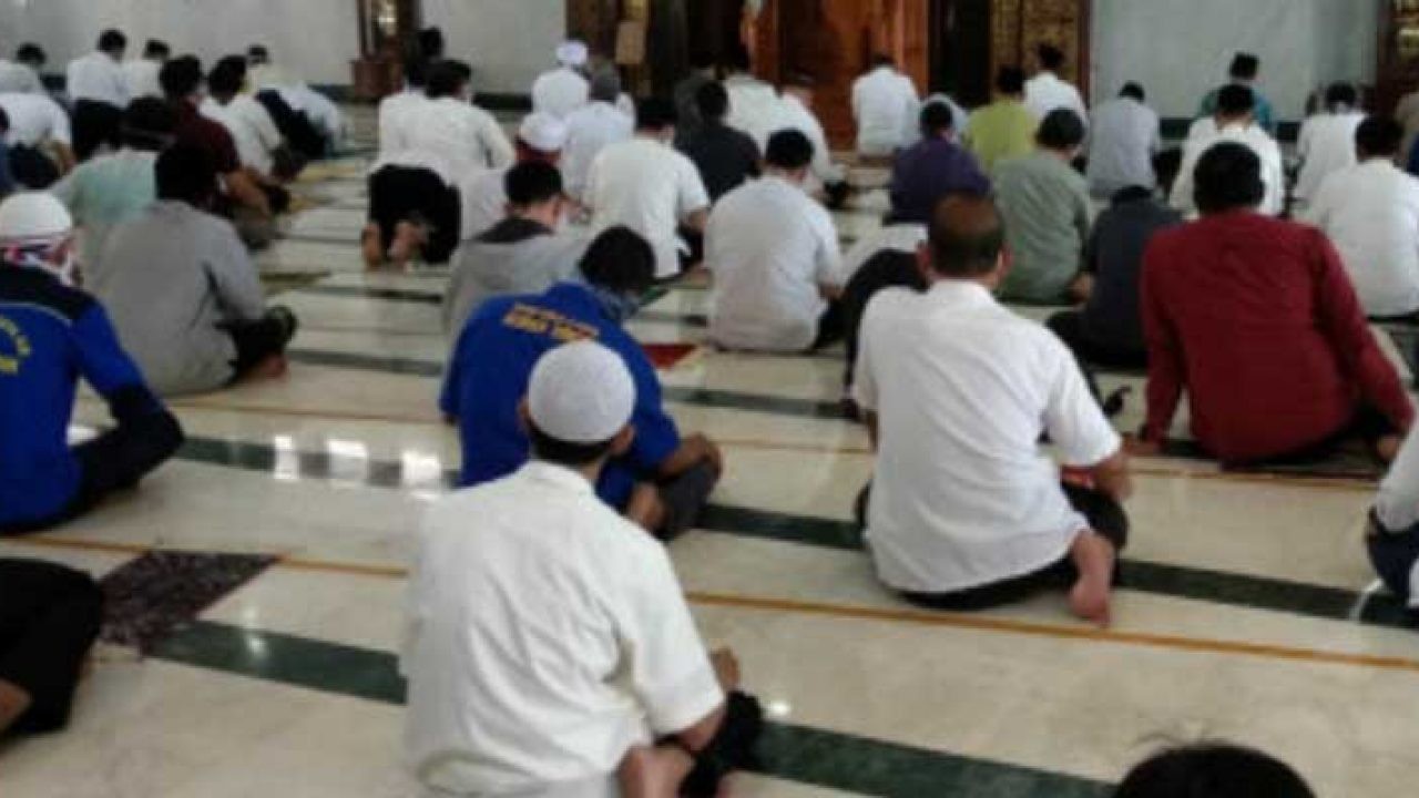 Ilustrasi jemaah salat di masjid menjalankan protokol kesehatan dengan menjaga jarak. (Foto: Istimewa)