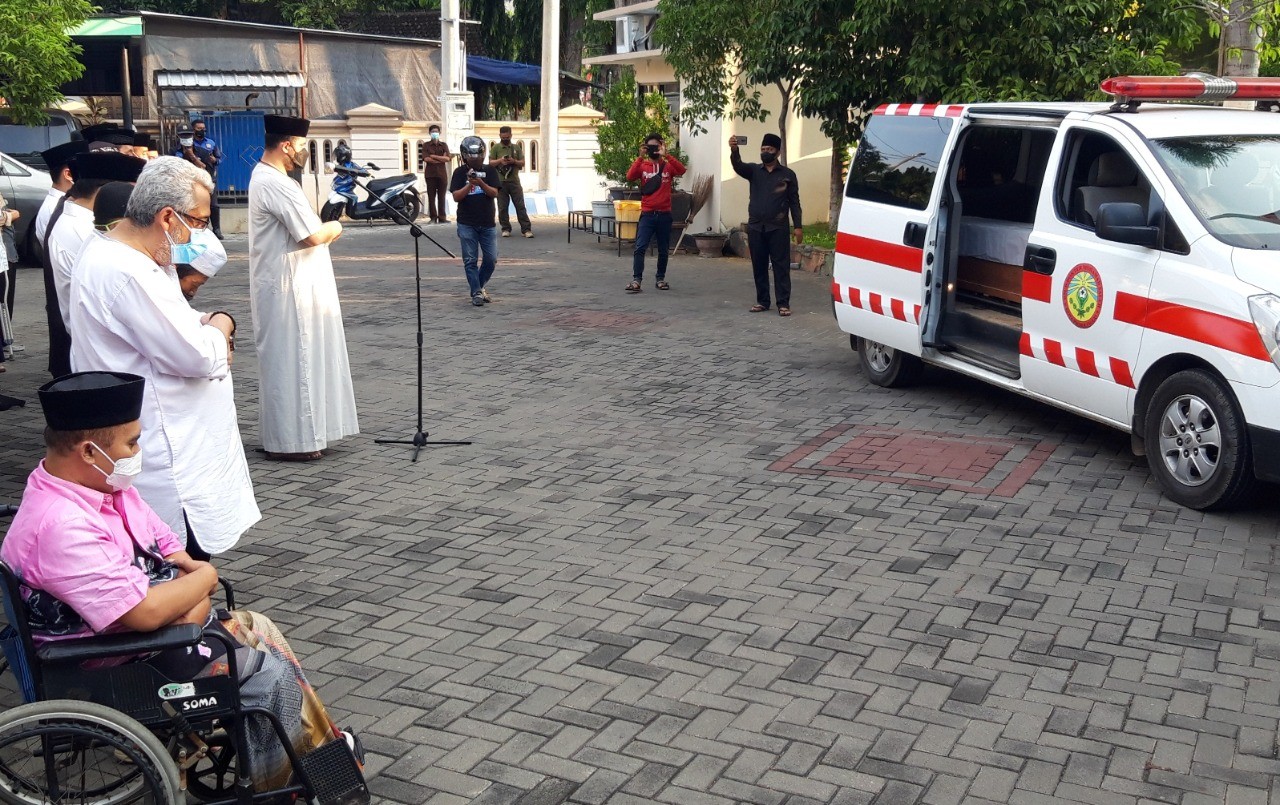 Para kolega Hamid Rusdi menyolatkan jenazah di Halaman Kantor DPRD Kota Probolinggo, Jumat 30 Juli 2021. (Foto: Ikhsan Mahmudi/Ngopibareng.id)