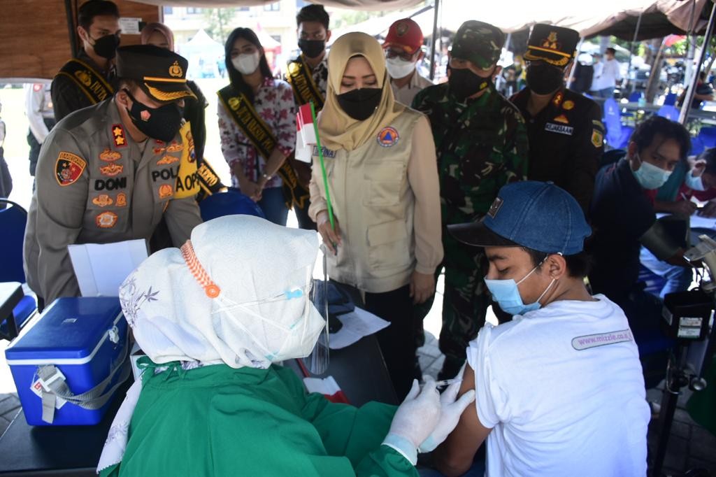 Bupati Mojokerto didampingi Kapolres Mojokerto dan Komandan Kodim 0815 saat meninjau vaksinasi.(Deni Lukmantara/Ngopibareng)