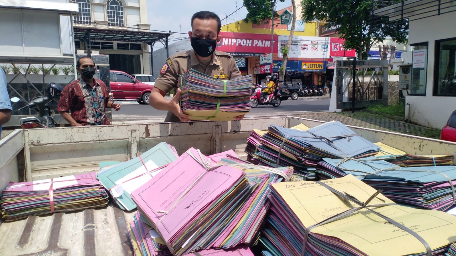 Berkas permohonan BPUM yang tiba di kantor Dinas Koperasi dan Usaha Mikro Kabupaten Jombang, April lalu. (Foto: Mardiansyah Triraharjo/Ngopibareng.id)