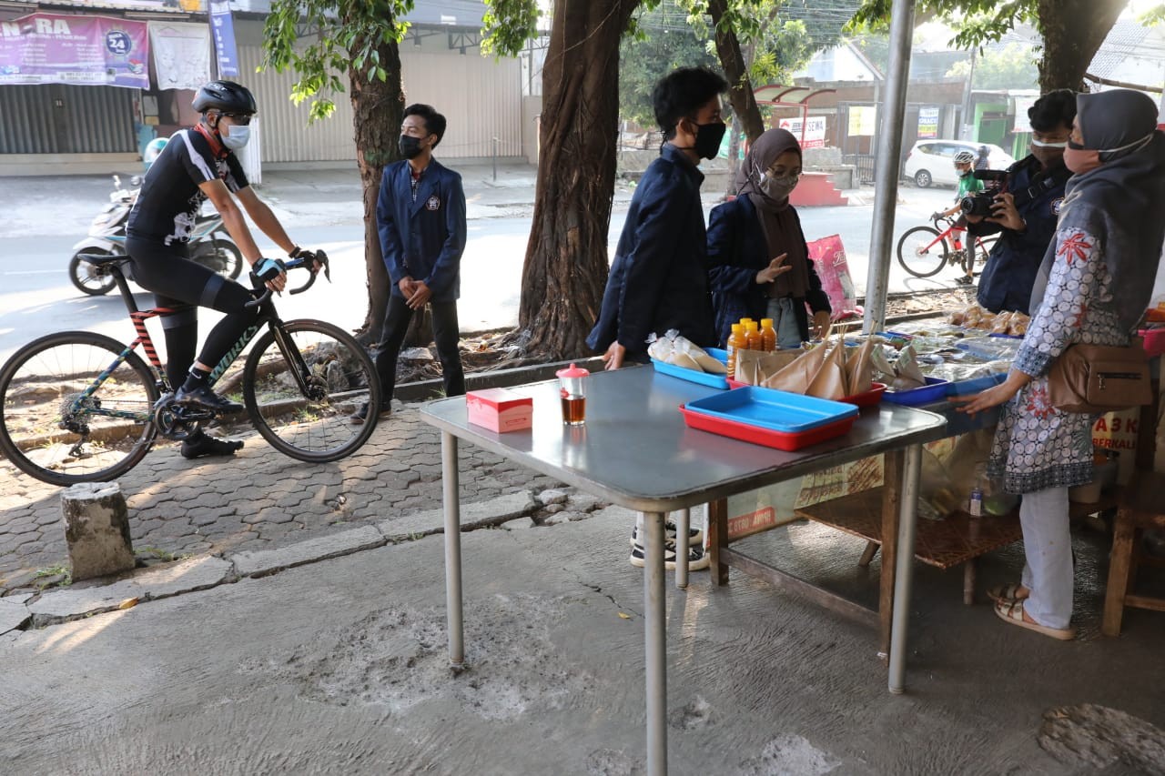 Gubernur Jawa Tengah, Ganjar Pranowo bertemu mahasiswa Polines sedang menggelar aksi sosial memborong dagangan pedagang kaki lima. (Foto: Istimewa)