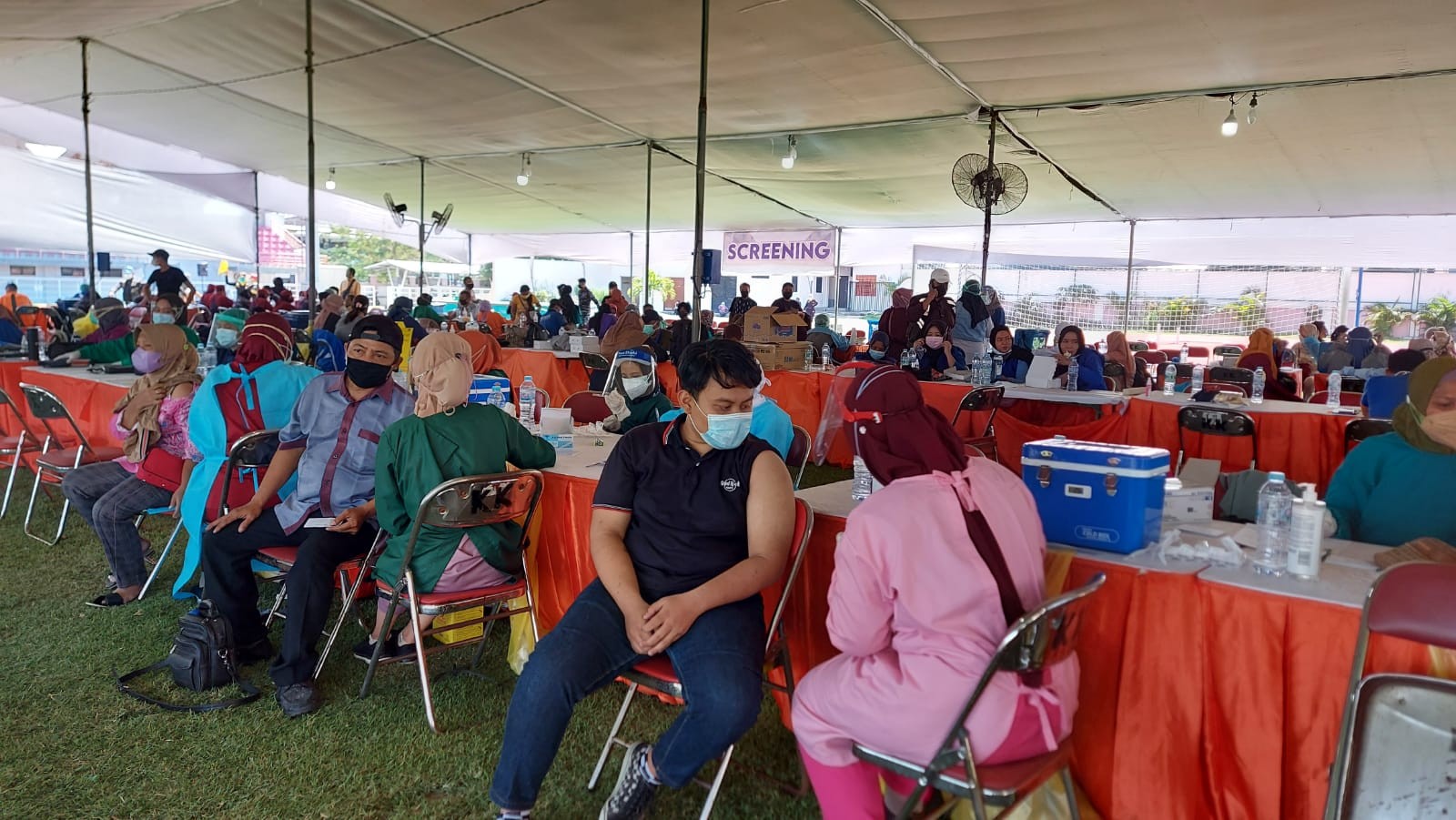 Warga mengikuti vaksinasi di Lapangan Thor, Surabaya. (foto: Ist)