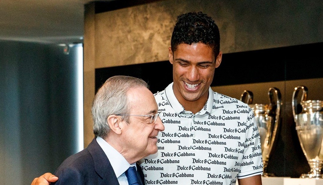 Raphael Varane bersama Presiden Real Madrid Florentino Perez. (Foto: Twitter/@realmadrid)