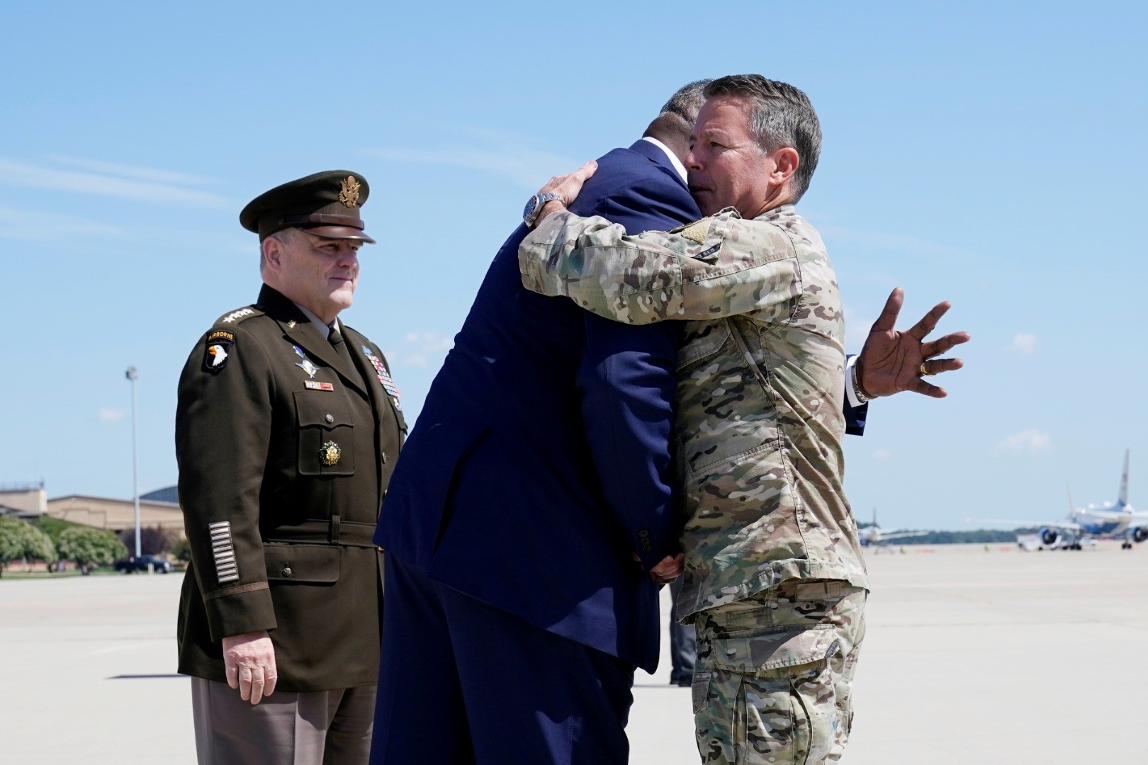 Menteri Pertahanan AS Lloyd Austin menyambut Jenderal Austin S. Miller, mantan komandan tinggi AS di Afghanistan, didampingi Kepala Staf Gabungan Jenderal Mark Milley (kiri), di Pangkalan Angkatan Udara Andrews, Amerika Serikat, Rabu 14 Juli 2021. (Foto: Reuters)