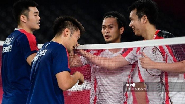 Ganda putra Taiwan, Lee Yang/Wang Chi Lin cium tangan The Daddies, Mohammad Ahsan/Hendra Setiawan. Foto: Istimewa)