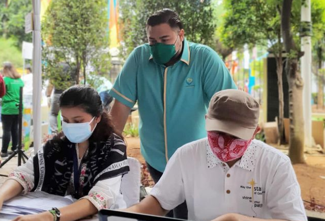 Ivan Gunawan saat ada di acara vaksinasinya di Jakarta. Ivan Gunawan memberi hadiah motor pada pria yang mengayuh sepeda untuk vaksinasi. (Foto: instagram)