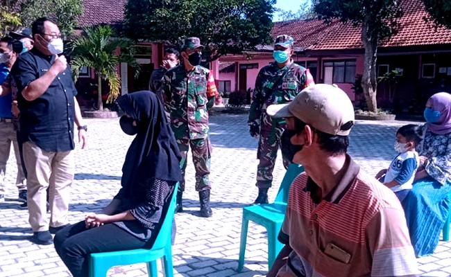 Wakil Bupati Bondowoso Irwan Bachtiar Rahmat saat meninjau pelaksanaan vaksinasi di Kecamatan Tamanan menyatakan stok vaksin Covid-19 terbatas, membuat sulit mengejar target 70 persen warga Bondowoso divaksin. (foto: Guido/Mgopibareng.id)