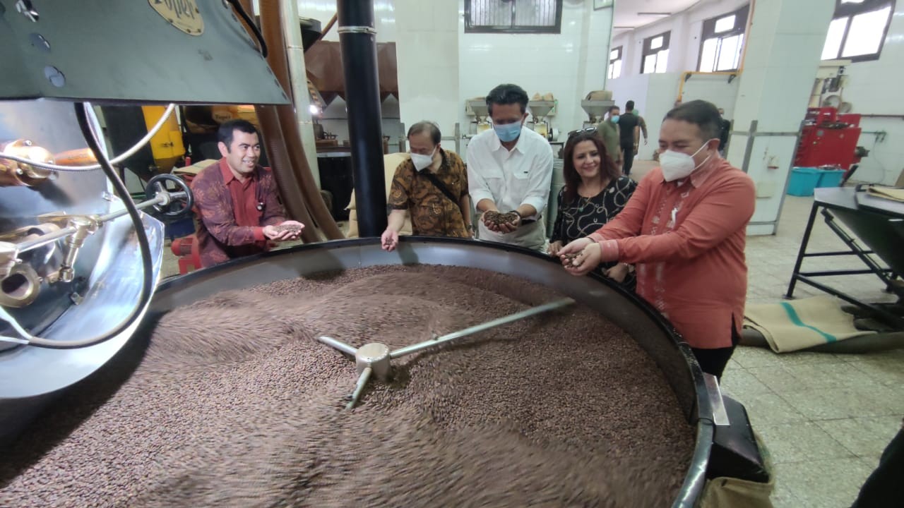 Duta Besar RI untuk Mesir, Lutfi Rauf saat melakukan kunjungan ke Pabrik Kopi Zahret El Bon Brazili di kawasan Provinsi Sharqeya. (Foto: KBRI Kairo)