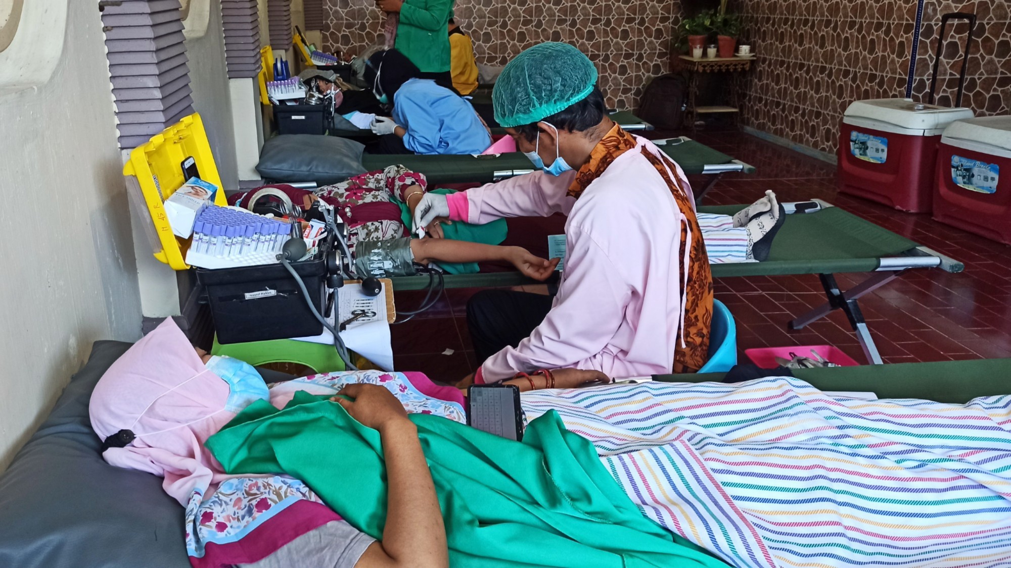 Beberapa warga sedang mendonorkan darahnya dalam kegiatan donor darah yang dilaksanakan secara swadaya oleh warga (foto:Muh Hujaini/Ngopibareng.id)