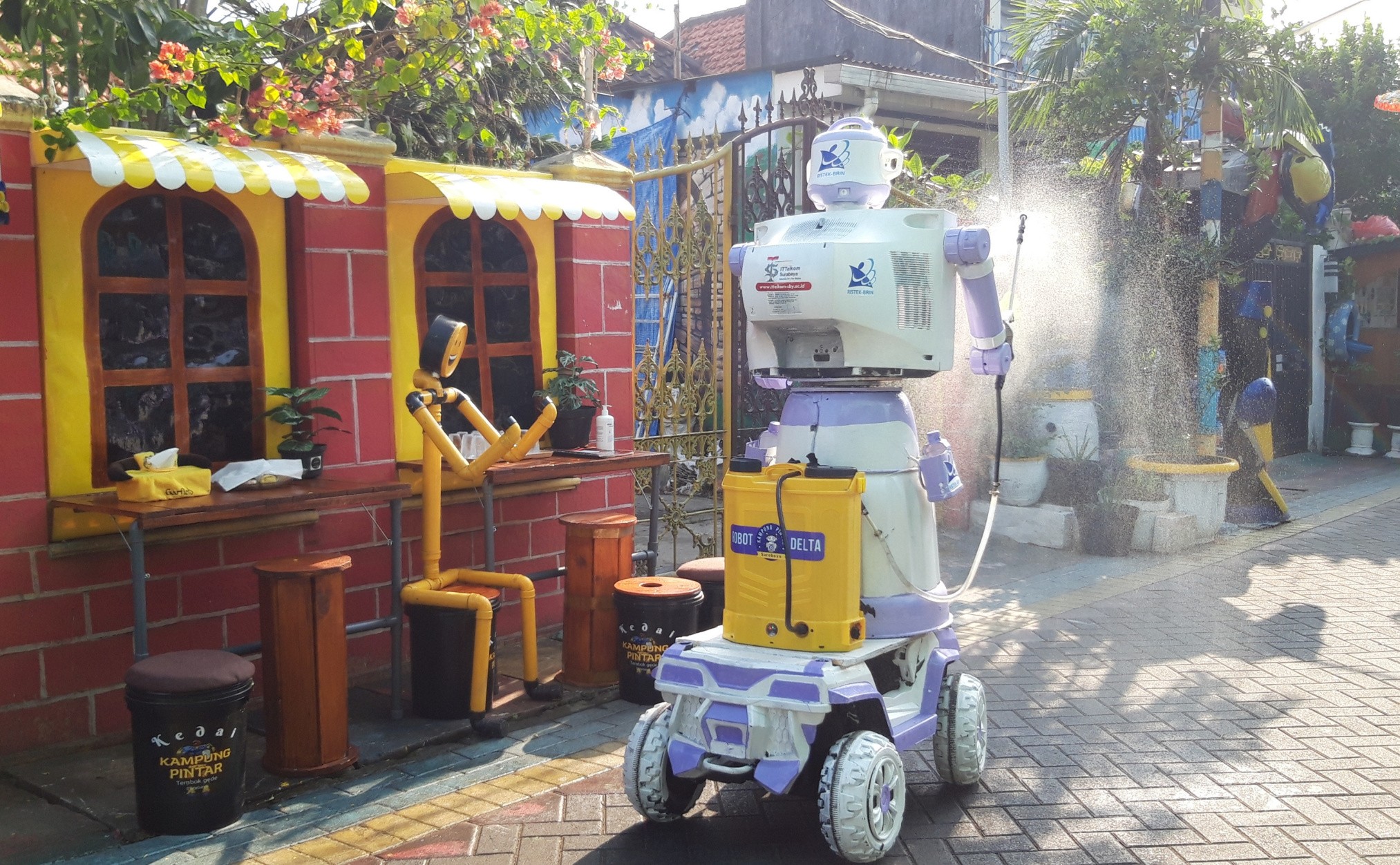 Robot delta, robot disinfektan dari barang bekas. (Foto: istimewa)