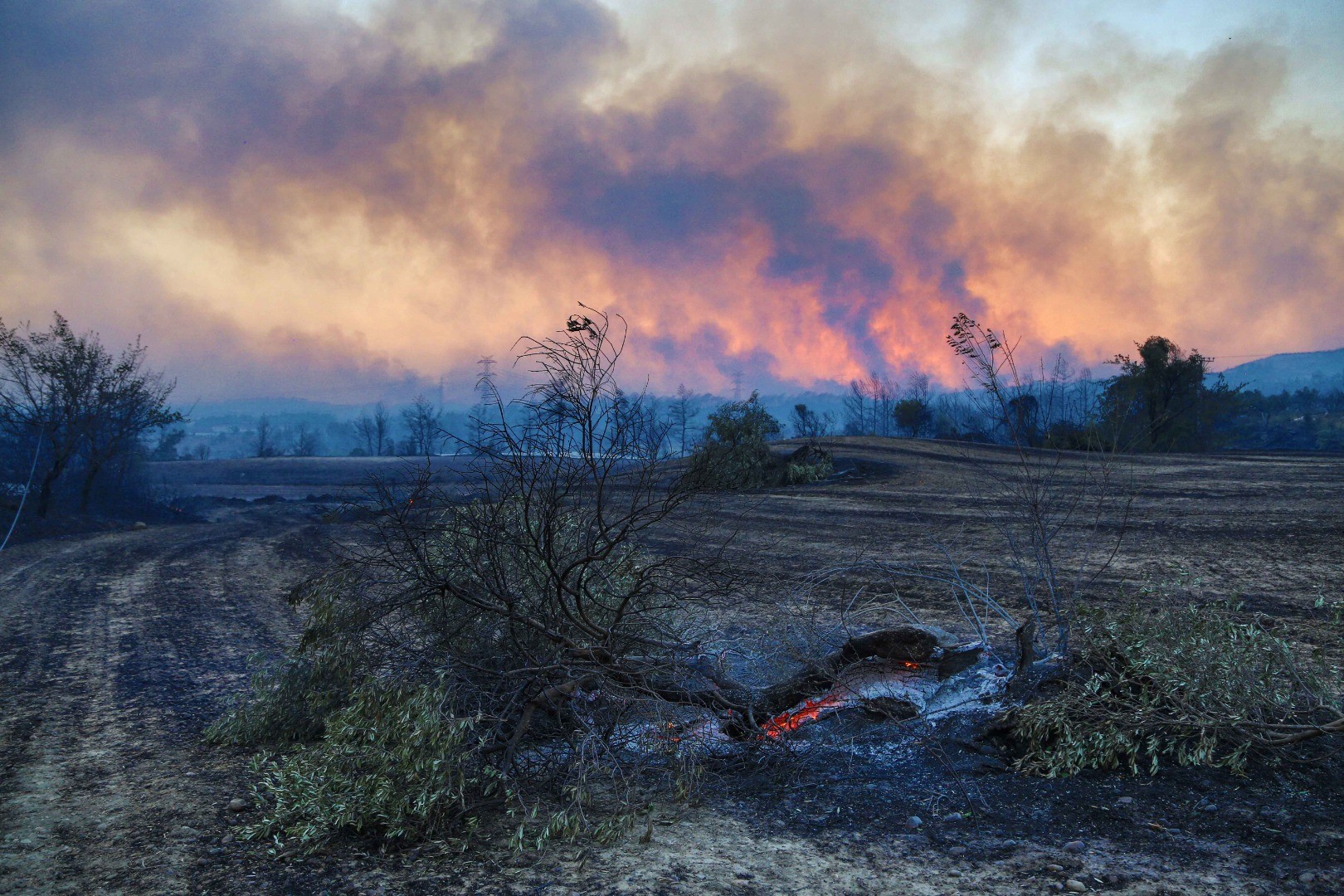 Gumpalan asap hitam meninggi dari hutan di sekitar Manavgat, 75 km timur kota resor Antalya, Turki, Rabu 28 Juli 2021 (Foto; reuters)