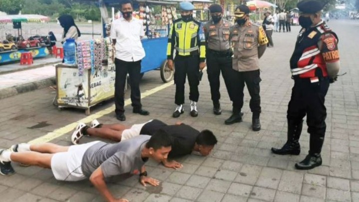 Pelanggara PPKM Darurat, tidak memakai masker di Indonesia dan Lombak dihukum push-up. (Foto: Istimewa)