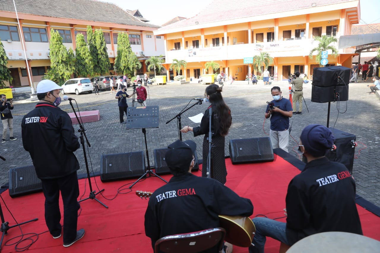 Aksi mahasiswa yang memberikan dukungan kepada warga yang sedang menjalani karantina. (Foto: Istimewa)