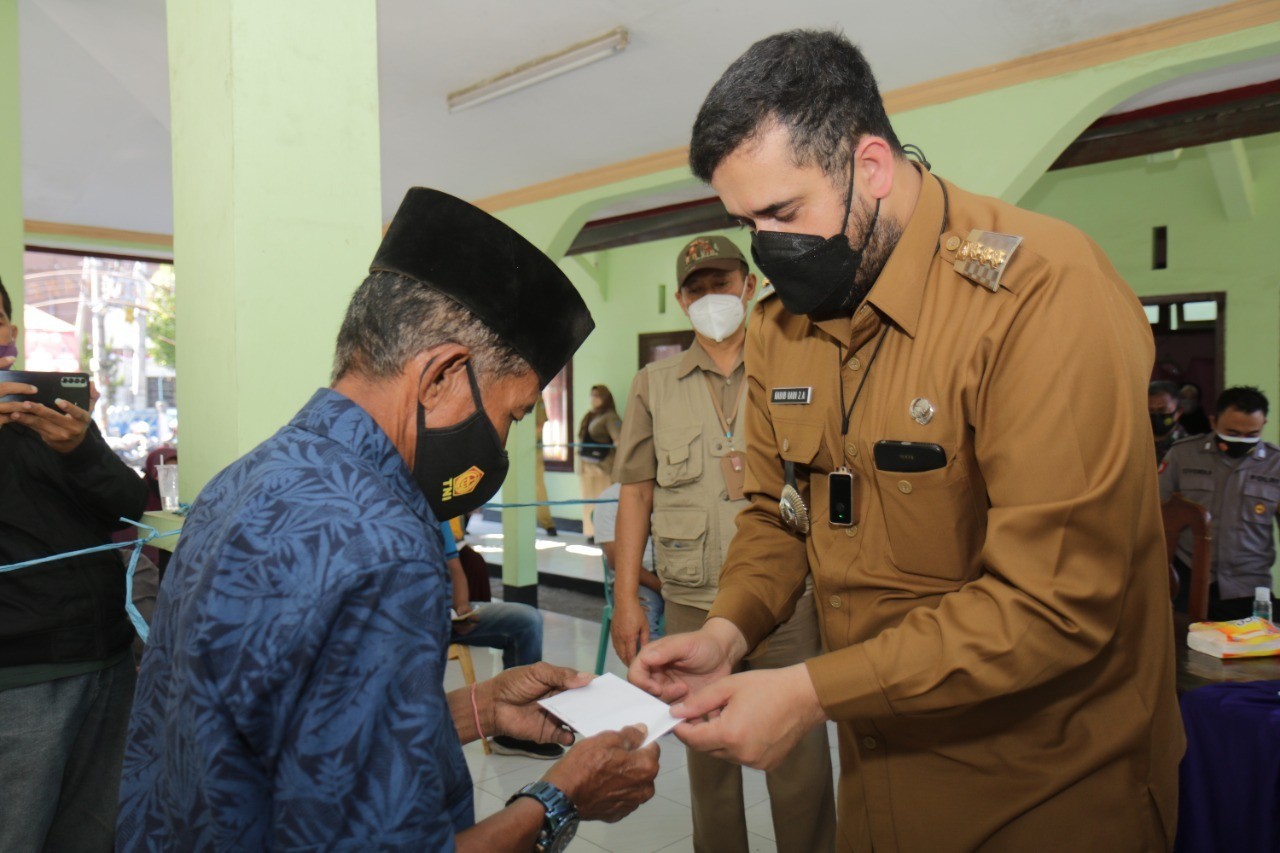 Walikota Probolinggo, Hadi Zainal Abidin saat memberikan bansos di sebuah kelurahan. (Foto: Dinas Kominfo)