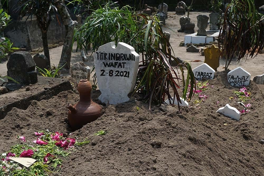 Makam istri perawat bersama anak kembarnya di Kediri. (Foto: Dok. Pemkot Kediri)