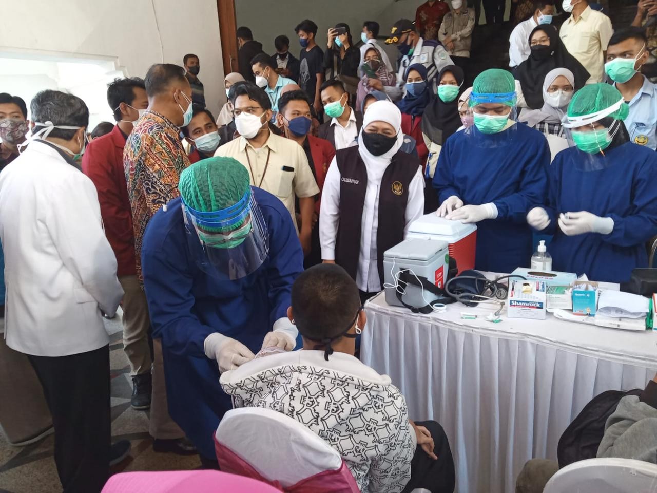 Gubernur Jawa Timur, Khofifah Indar Parawansa saat meninjau vaksinasi difabel di Universitas Muhammadiyah Malang. (Foto: Lalu Theo/Ngopibareng.id)