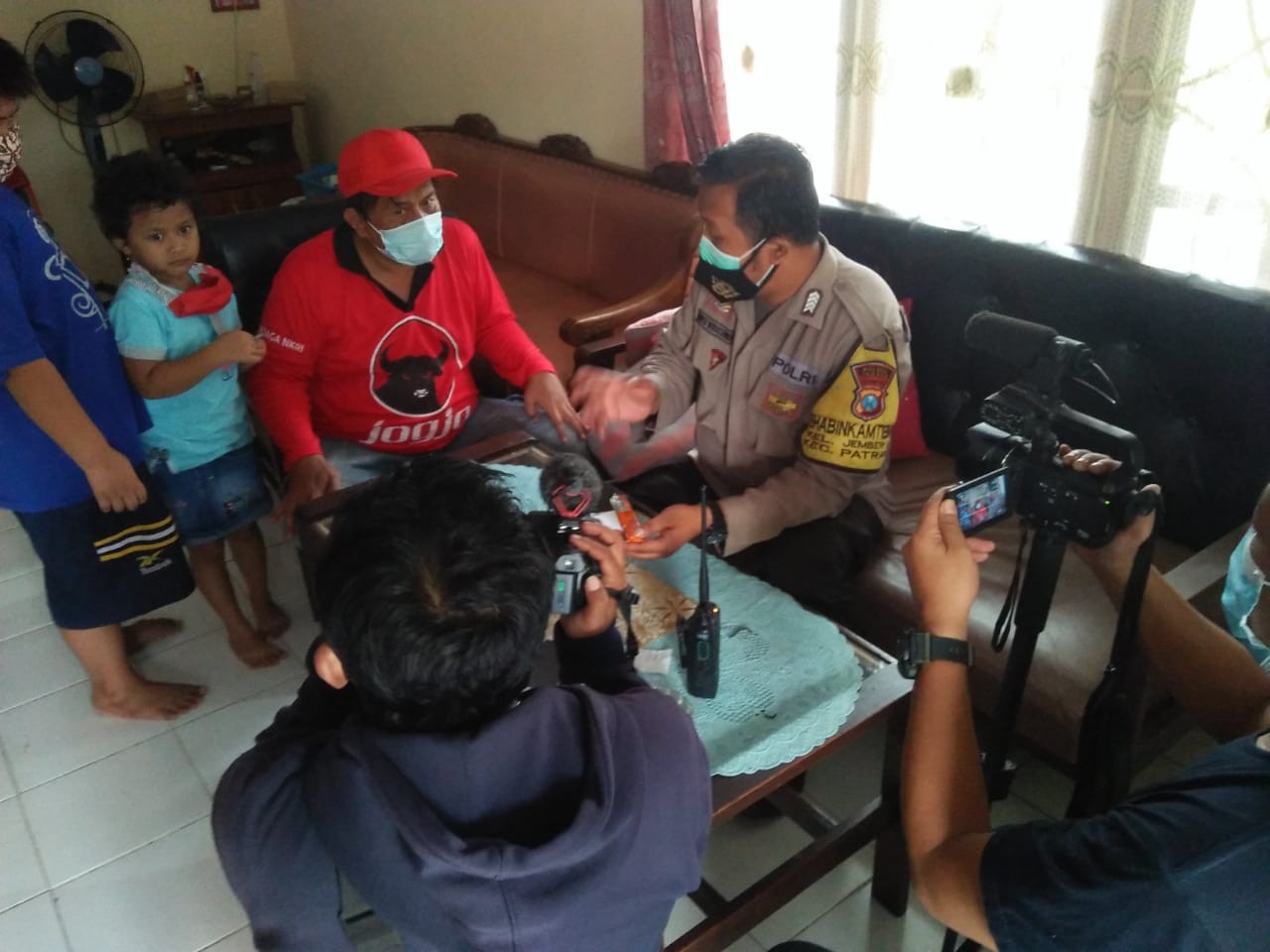 Warga bersama korban saat melapor ke Mapolsek Patrang (Foto: Istimewa/Ngopibareng.id)