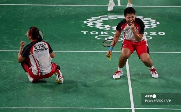 Atlet Indonesia Apriyani Rahayu (kanan) bereaksi setelah mendapat poin dari Greysia Polii Indonesia saat mereka memenangkan game pertama dalam pertandingan final bulu tangkis ganda putri melawan Jia Yifan dari China dan Chen Qingchen dari China selama Olimpiade Tokyo 2020 di Musashino Forest Sports Plaza di Tokyo pada 2 Agustus 2021. Greys/Apri sumbang medali emas pertama untuk Indonesia dalam ajang Olimpiade 2021.