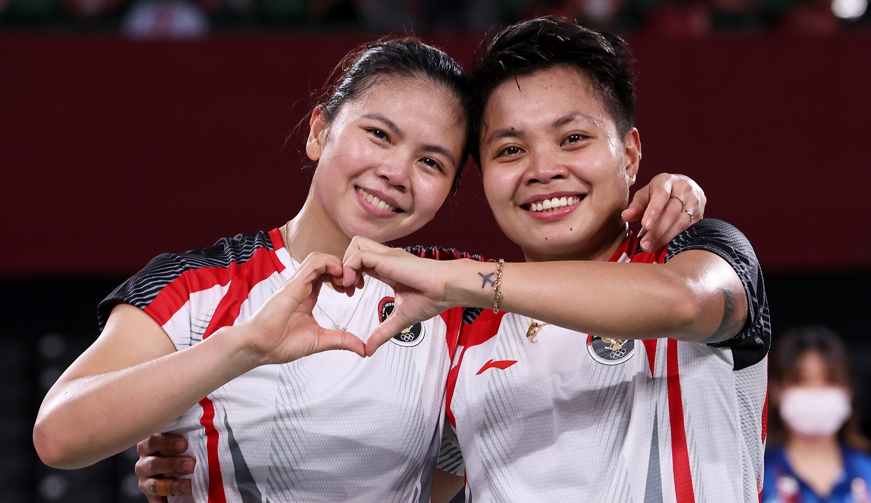 Greysia Polii-Apriyani Rahayu meraih medali emas Olimpiade Tokyo 2020 setelah mengalahkan pasangan China di final, Senin 2 Agustus 2021. (Foto: Twitter/@bwfmedia)