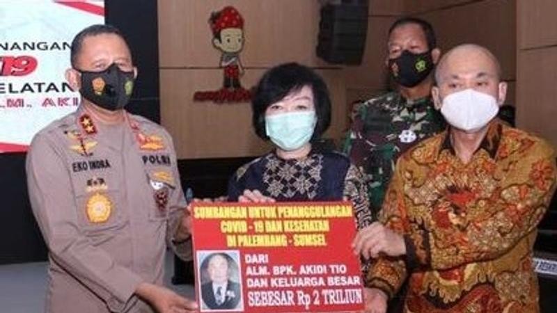 Sumbangan secara simbolis sebesar Rp2 triliun diserahkan keluarga Akidi Tio melalui anak bungsunya, Heriyanti di Mapolda Sumsel, pada Senin 26 Juli 2021. Seremoni ini dihadiri Kapolda Sumsel Irjen Eko Indra Heri dan Gubernur Sumsel Herman Deru. (Foto: Istimewa)