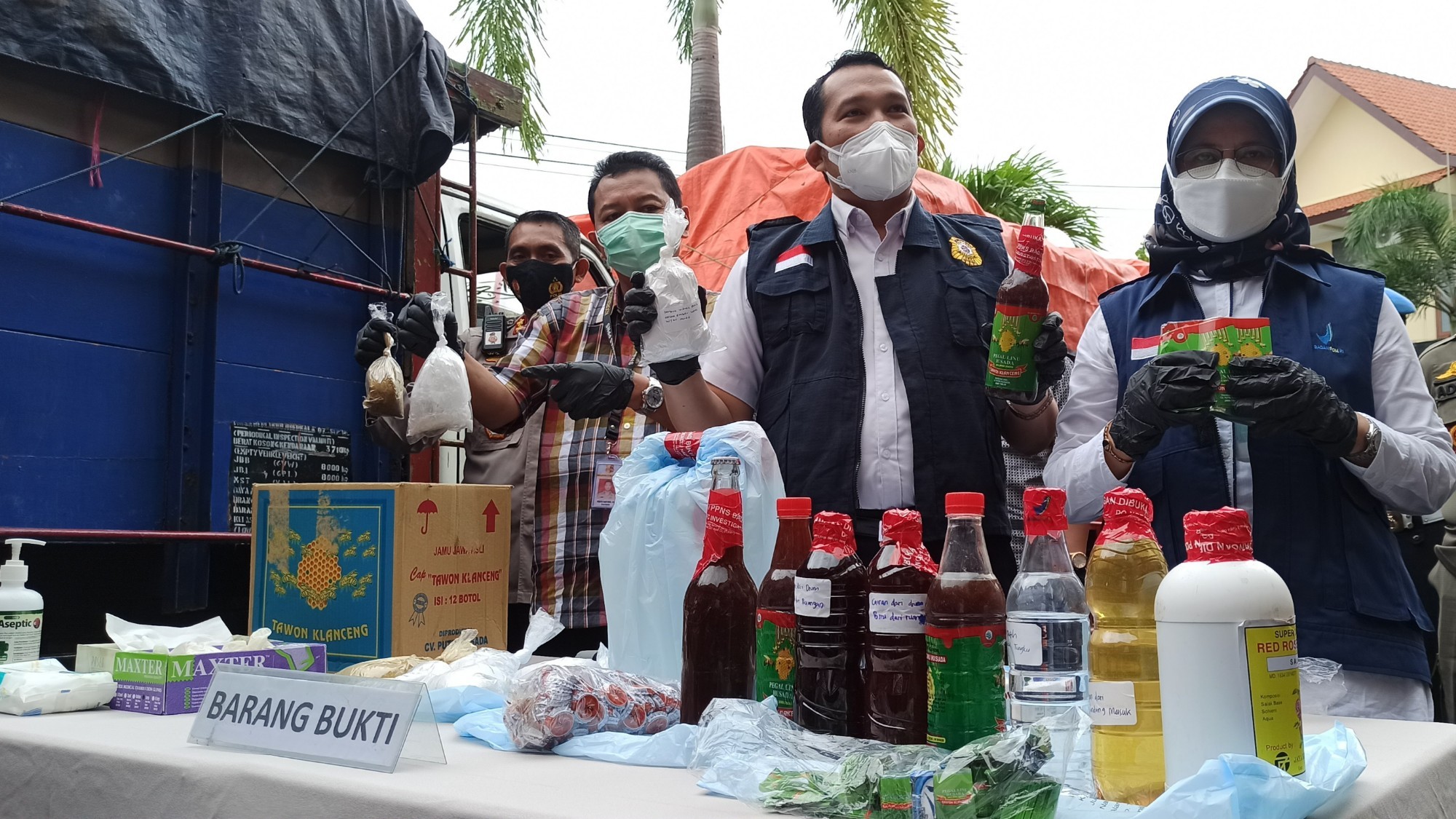 BPOM bersama tim dari Mabes Polri menunjukkan sejumlah barang bukti yang diamankan dari 3 pabrik jamu tradisional yang ada di Banyuwangi (Foto:Muh Hujaini/Ngopibareng.id)