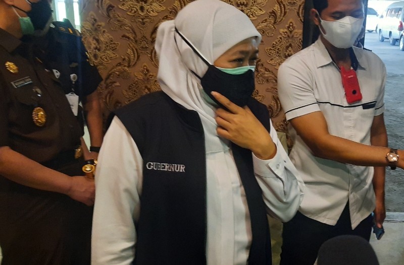 Gubernur Jawa Timur Khofifah Indar Parawansa ketika datangi serbuan vaksinasi di UNESA. (foto: Alief Sambogo/Ngopibareng.id)