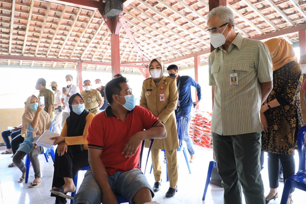 Gubernur Jawa Tengah, Ganjar Pranowo saat mengecek pembagian BST di Desa Panunggalan Kecamatan Pulokulon Grobogan, Selasa 3 Agustus 2021. (Foto: Istimewa)