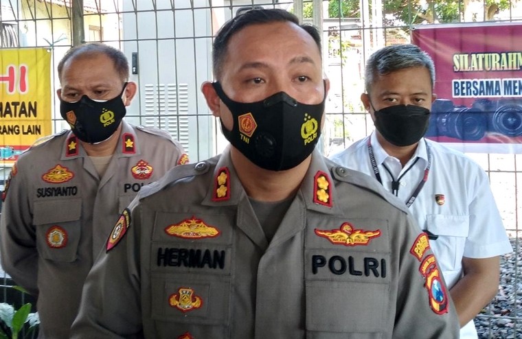 Kapolres Bondowoso AKBP Herman Priyanto didampingi Wakapolres Kompol Susianto (kiri) dan Kasat Reskrim AKP Agung Ari Bowo. (foto: guido/Ngopibareng.id).