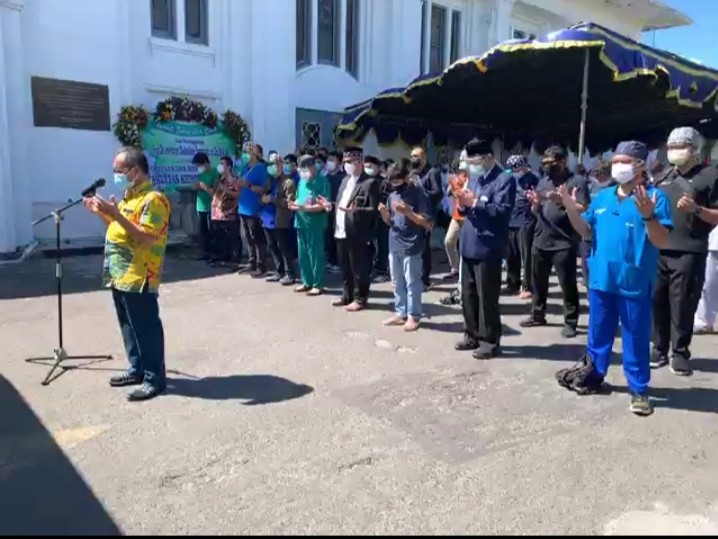 Salat jenazah yang dilakukan untuk jenazah Prof Hendrian di FK Unair. (Foto: Pita Sari/Ngopibareng.id)