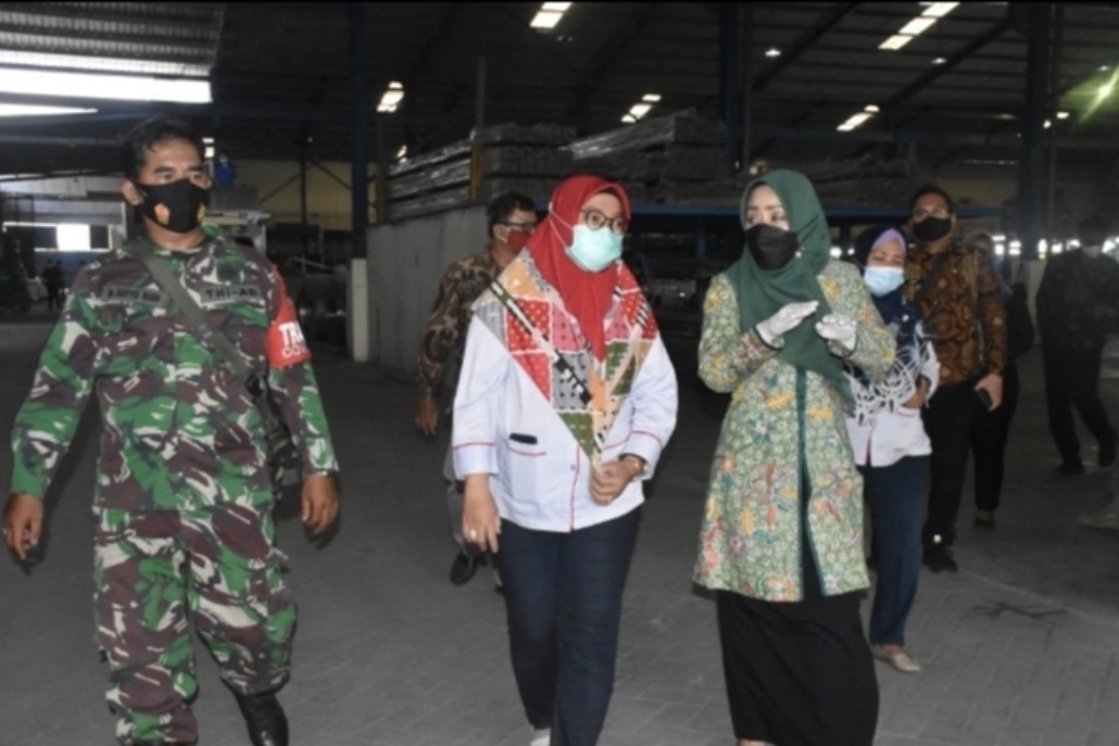 Bupati Mojokerto saat melakukan sidak prokes di perusahaan.(Deni Lumantara/Ngopibareng)