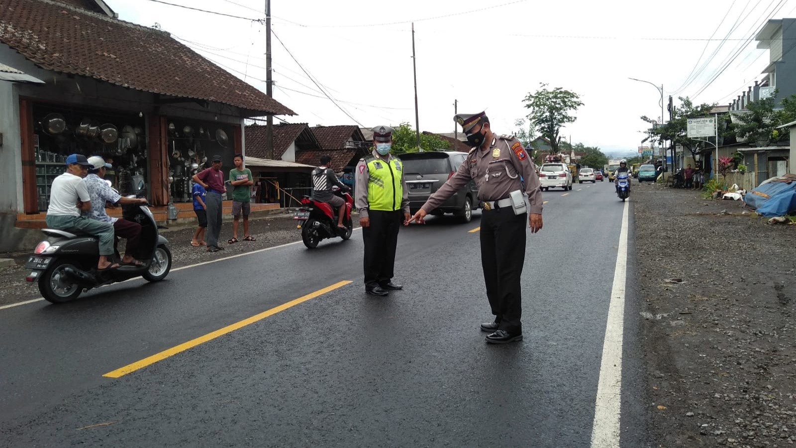 Petugas Unit Kecelakaan Satlantas Polresta Banyuwangi melakukan olah TKP peristiwa tabrak lari  di jalan raya Banyuwangi-Jember (foto: istimewa)