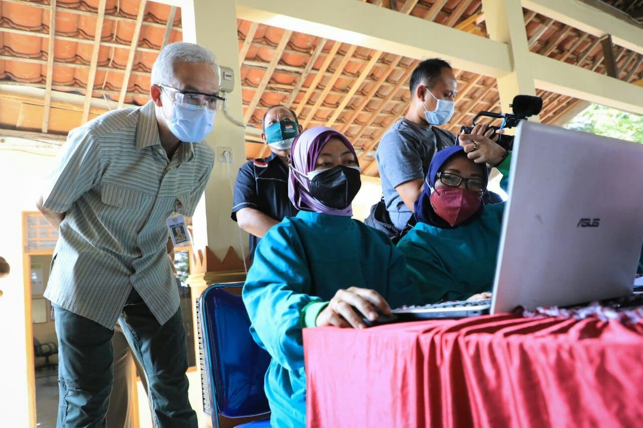 Gubernur Jawa Tengah Ganjar Pranowo menemukan penyebab timpangnya data vaksinasi di pemerintah pusat dan daerah, antara aplikasi Smile dan Pcare. (Foto: Ist)