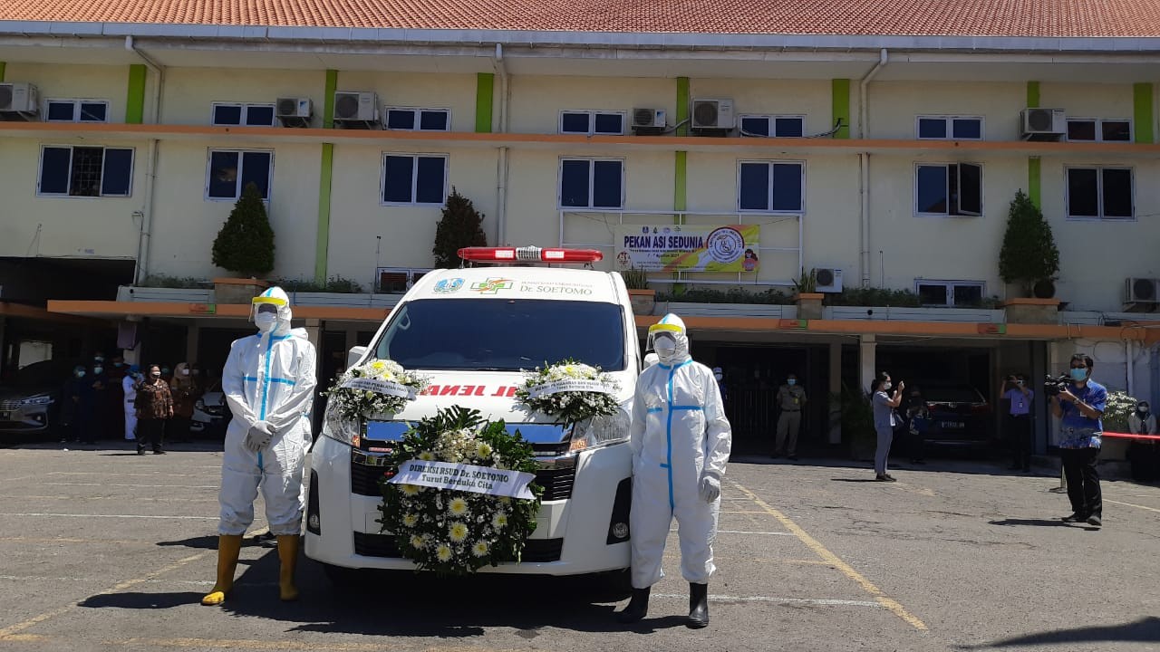 Ambulans yang mengangkut jenazah Prof. Dr. Hendrian Dwikoloso Soebagjo, dr., SpM(K), FICS Wakil Direktur Penunjang Medik RSUD Dr. Soetomo. (Foto: Tangkapan layar zoom)