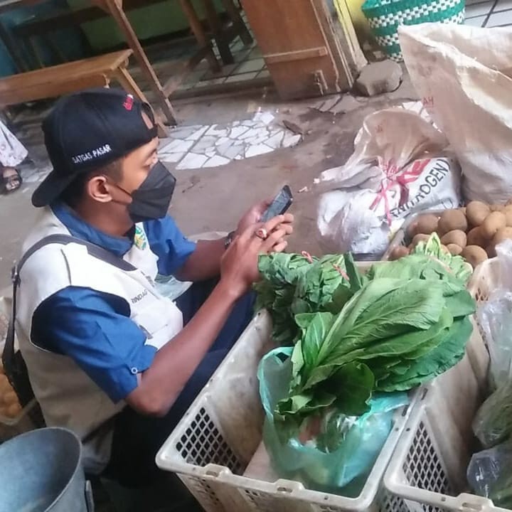 Ilham petugas yang melayani Madinah Mart di Kota Pasuruan. (Foto: Ist)