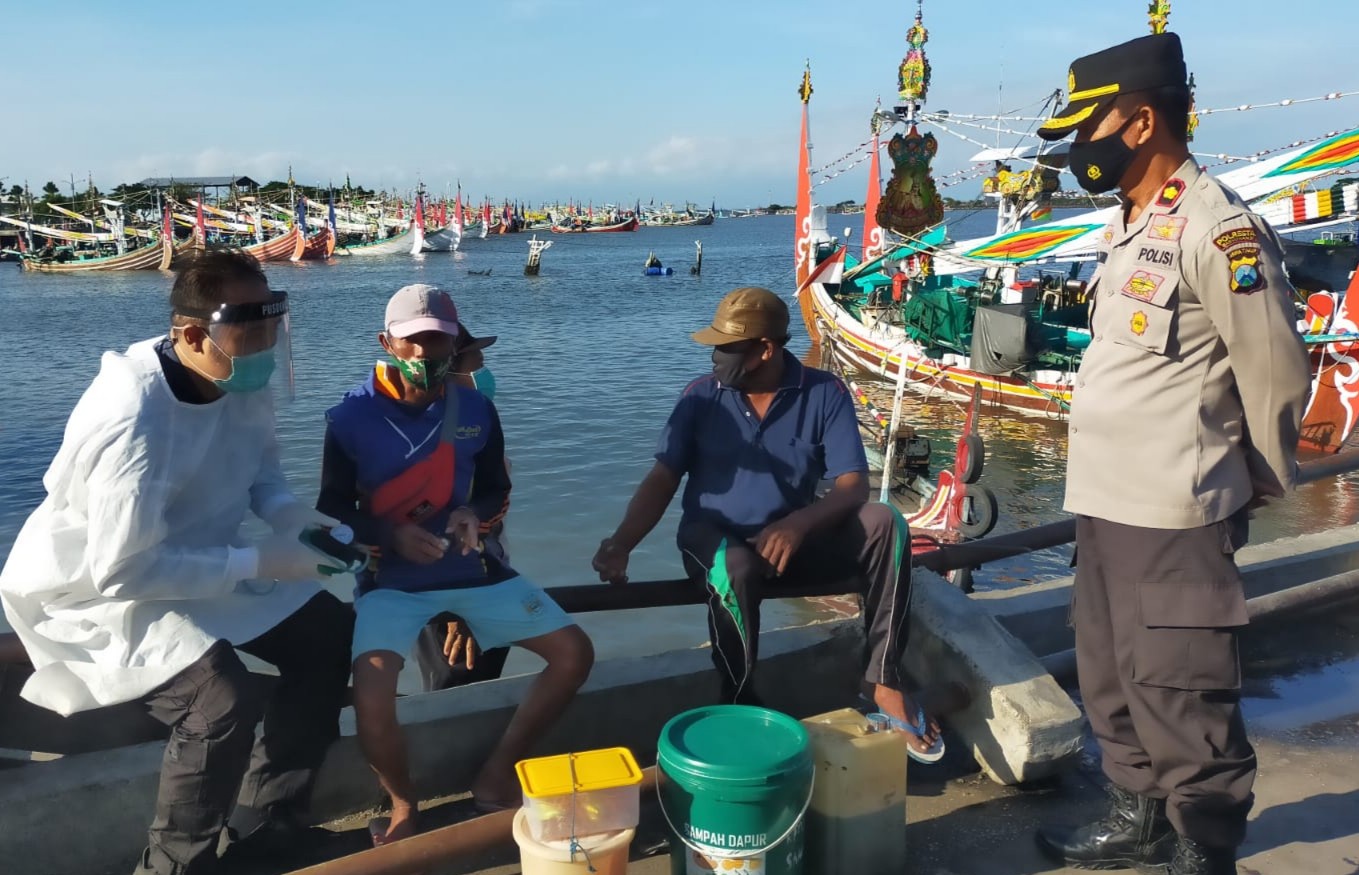 Petugas melakukan vaksinasi pada kelompok sasaran nelayan di wilayah pesisir Muncar, Banyuwangi, Jawa Timur. (Foto: Istimewa)