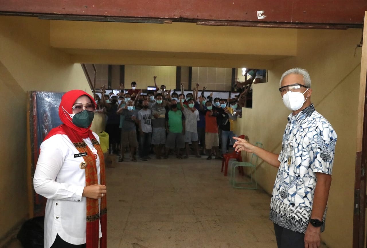 Ganjar meninjau tempat isolasi terpusat di GOR Gelarsena Klaten yang sampai kini masih dihuni 66 pasien. (Foto: Istimewa)