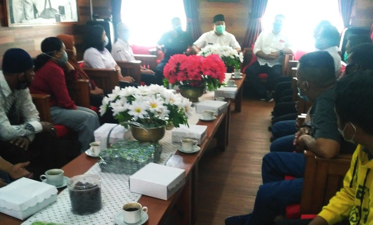 Para pedagang hewan wadul Wakil Bupati Bondowoso Irwan Bachtiar Rahmat di wisma wabup setempat meminta Pasar Hewan Kademangan dan Locare dibuka kembali pada PPKM Level 4. (foto: guido/Ngopibareng.id)