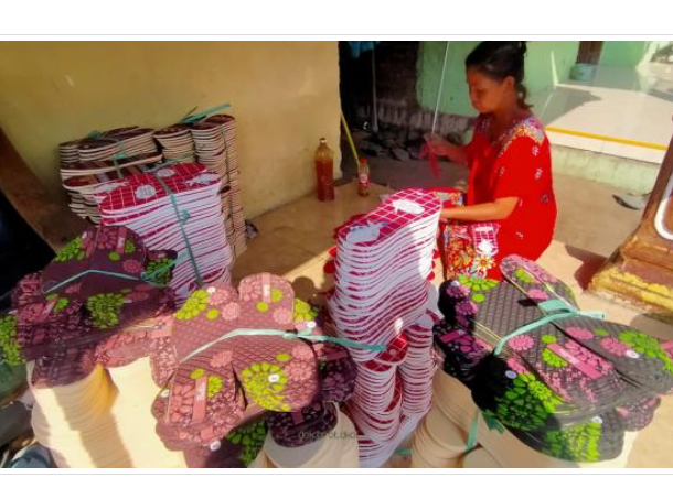 Perajin sandal di Kabupaten Pasuruan merasakan manisnya berkah dari permintaan souvenir pernikahan. (Foto: Pasuruankab)