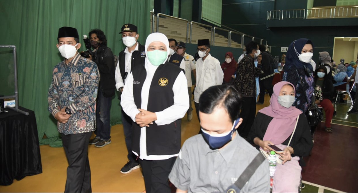 Gubernur Jawa Timur (Jatim), Khofifah Indar Parawansa, saat meninjau vaksinasi di Uinsa. (Foto: Dok. Humas Pemprov Jatim)