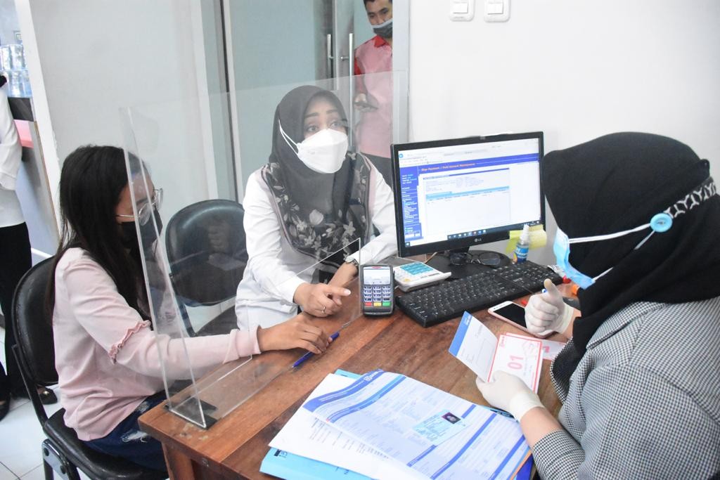 Bupati Mojokerto saat meninjau pencairan BPUM. (Foto: Deni Lukmantara/Ngopibareng.id)